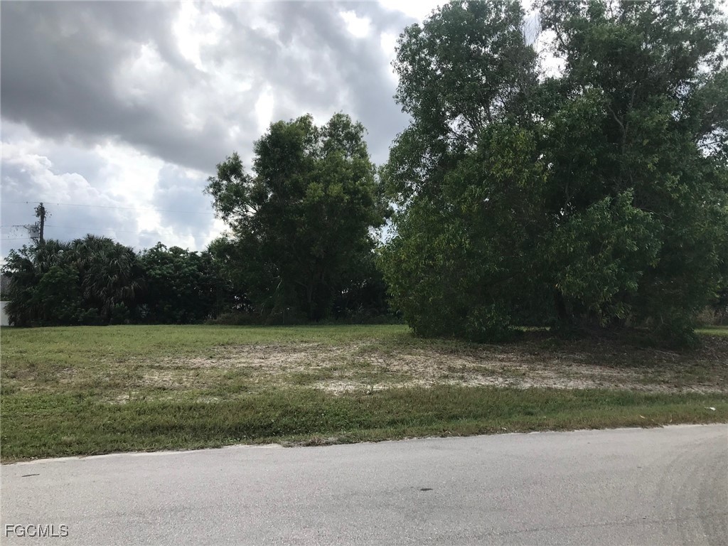 916 SE 8th Terrace Cape Coral FL 33990 2025012727 image3