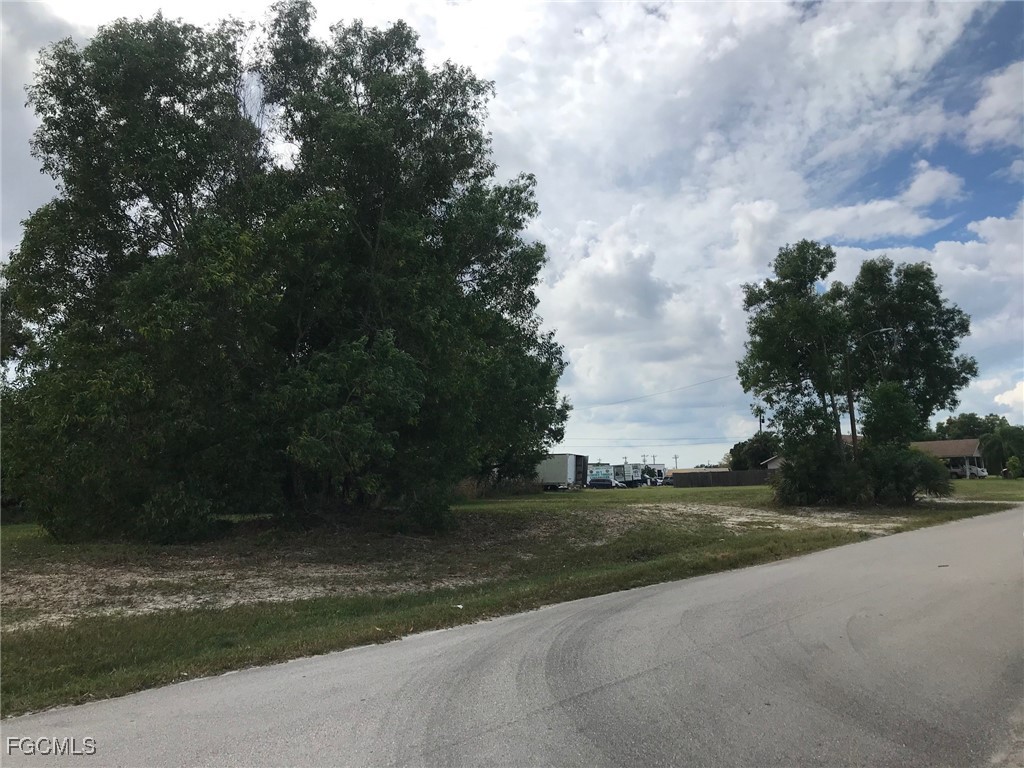 916 SE 8th Terrace Cape Coral FL 33990 2025012727 image4