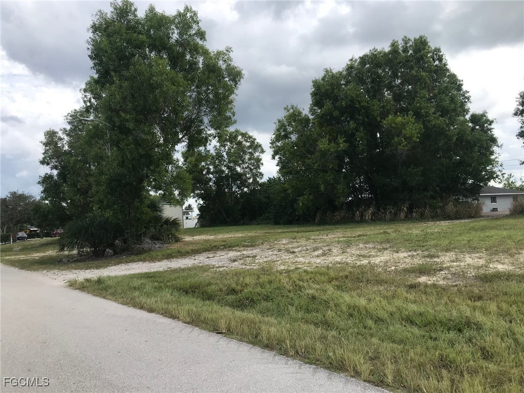 916 SE 8th Terrace Cape Coral FL 33990 2025012727 image5