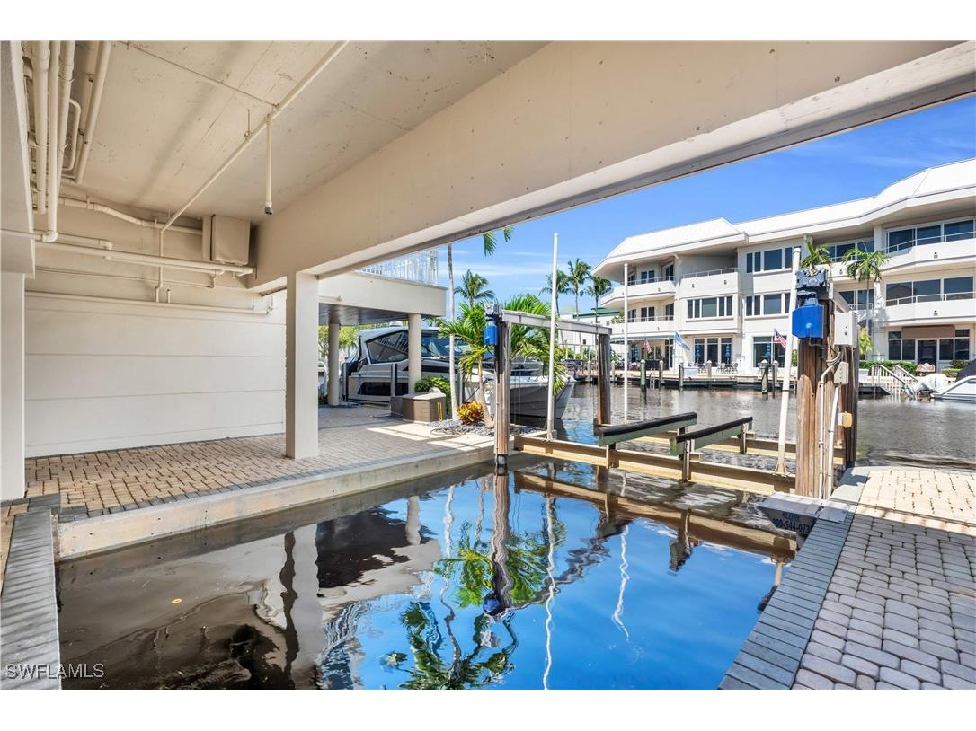1001 10th Avenue S Naples FL 34102 224077413 image1