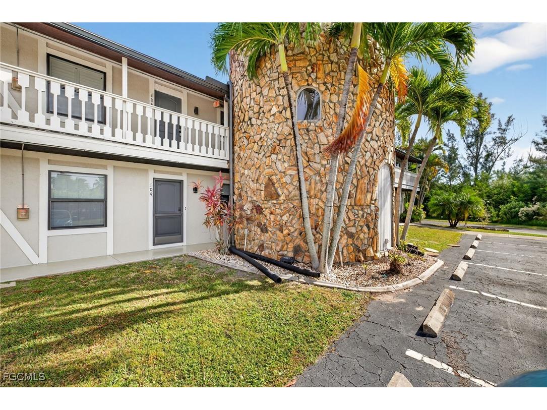 10022 Oxfordshire Lane #104 Fort Myers FL 33908 2025020364 image1