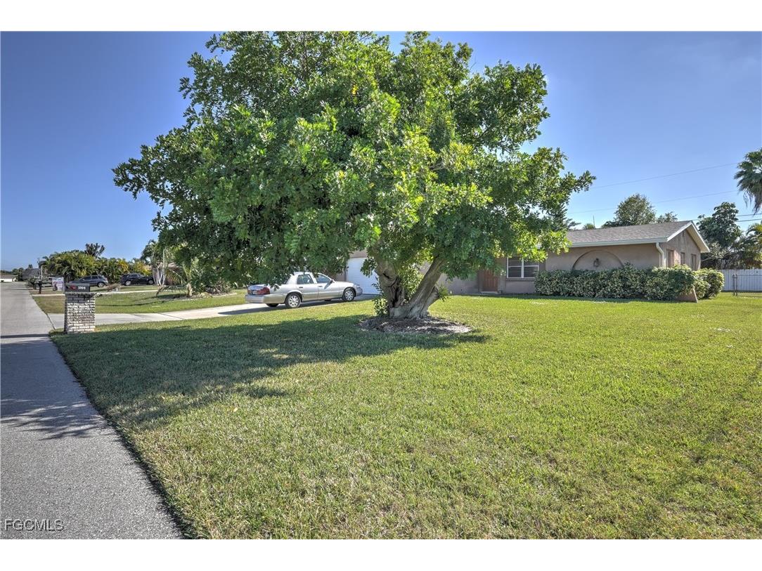 1004 SE 25th Terrace Cape Coral FL 33904 2025023369 image1