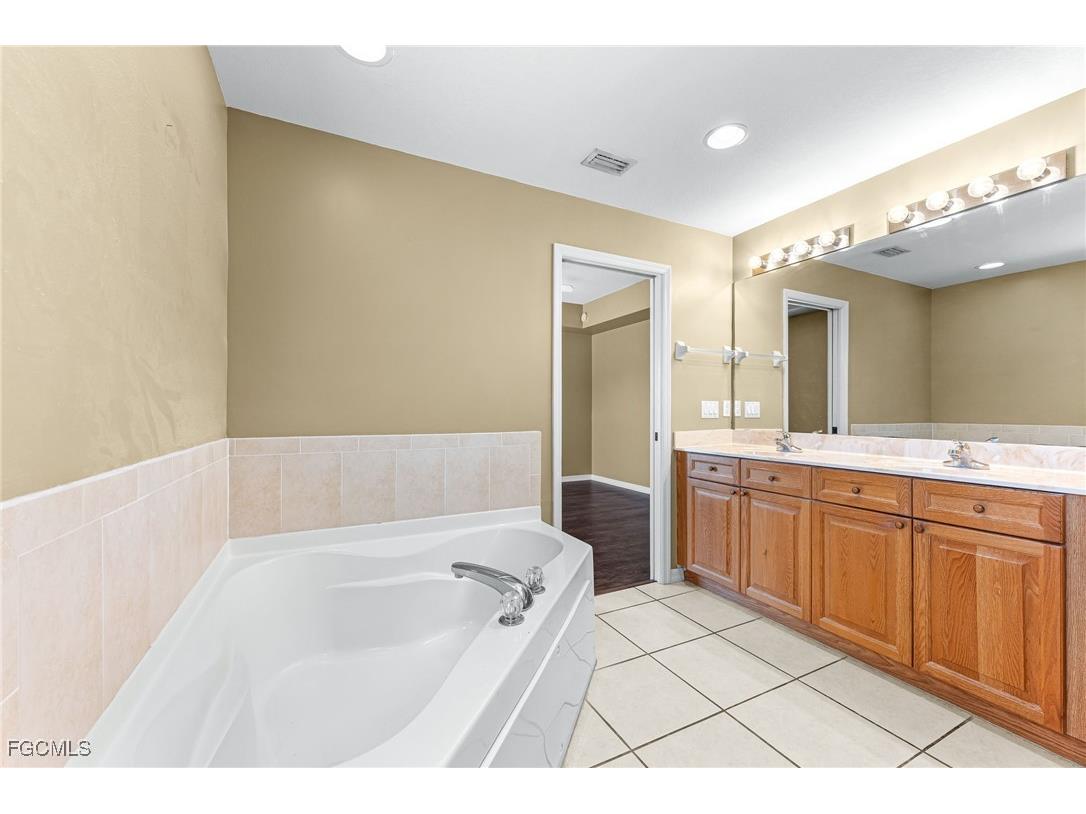 10050 Lake Cove Drive #202 Fort Myers FL 33908 2025013315 image14