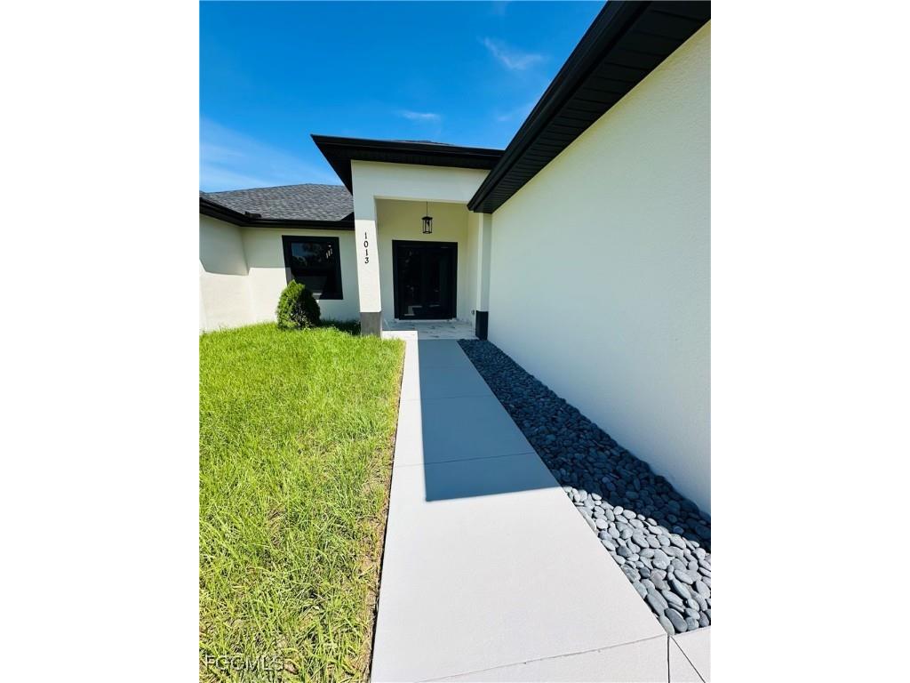 1013 Barcelona Street E Lehigh Acres FL 33974 2025010862 image4