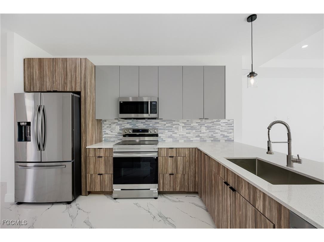 1013 El Dorado Boulevard N Cape Coral FL 33993 2025021634 image21