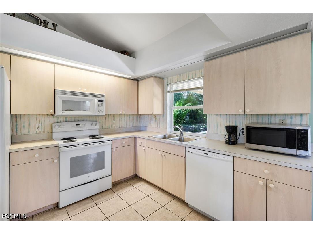 1015 SE 4th Place Cape Coral FL 33990 2026030879 image8