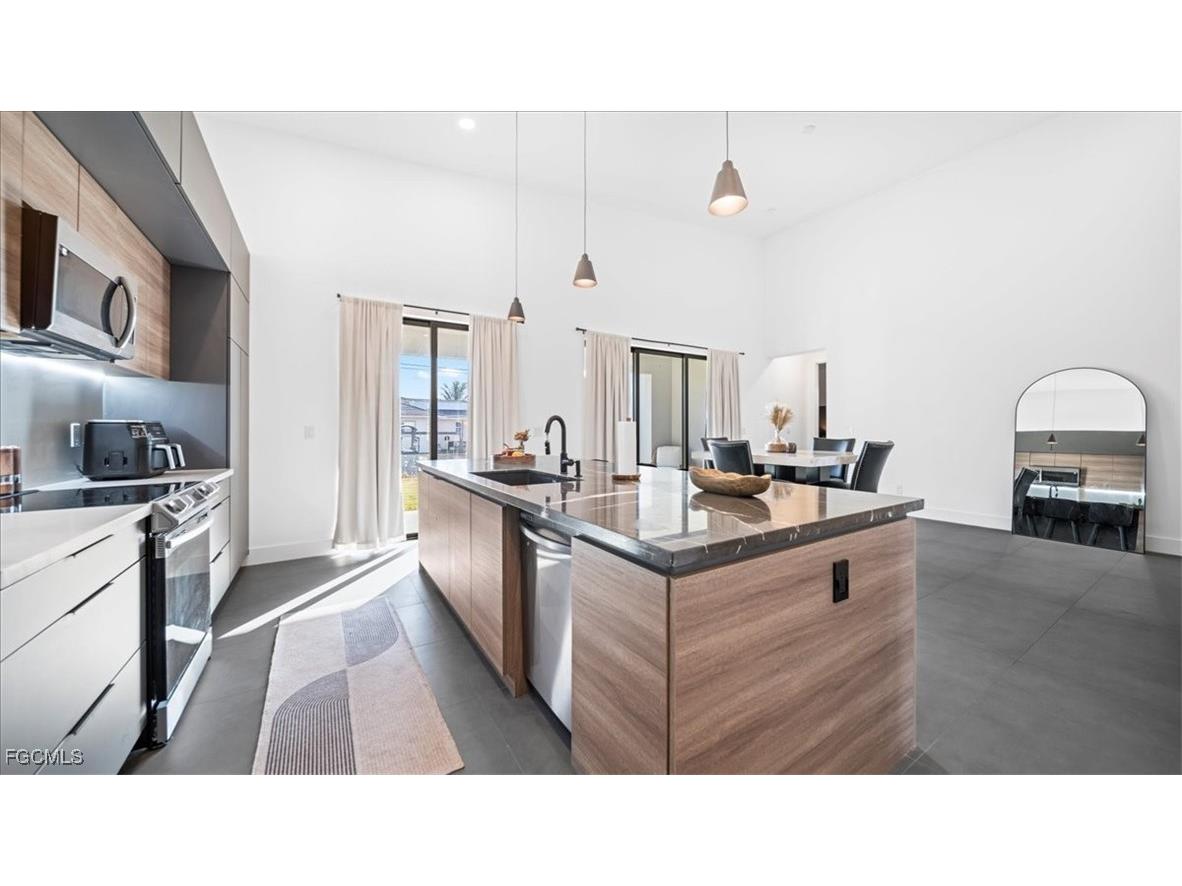 1017 NE 4th Place Cape Coral FL 33909 2025021412 image12