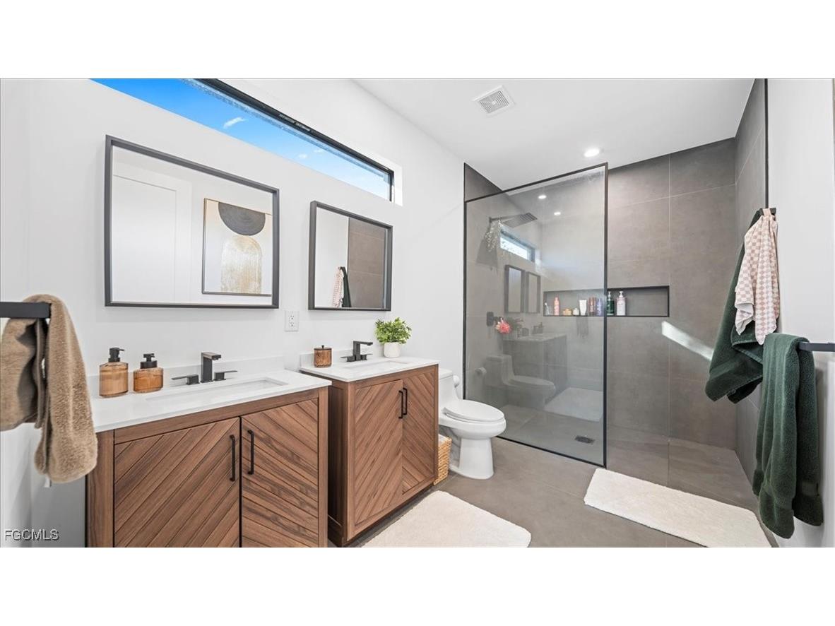 1017 NE 4th Place Cape Coral FL 33909 2025021412 image21