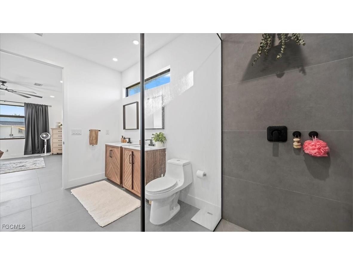 1017 NE 4th Place Cape Coral FL 33909 2025021412 image22