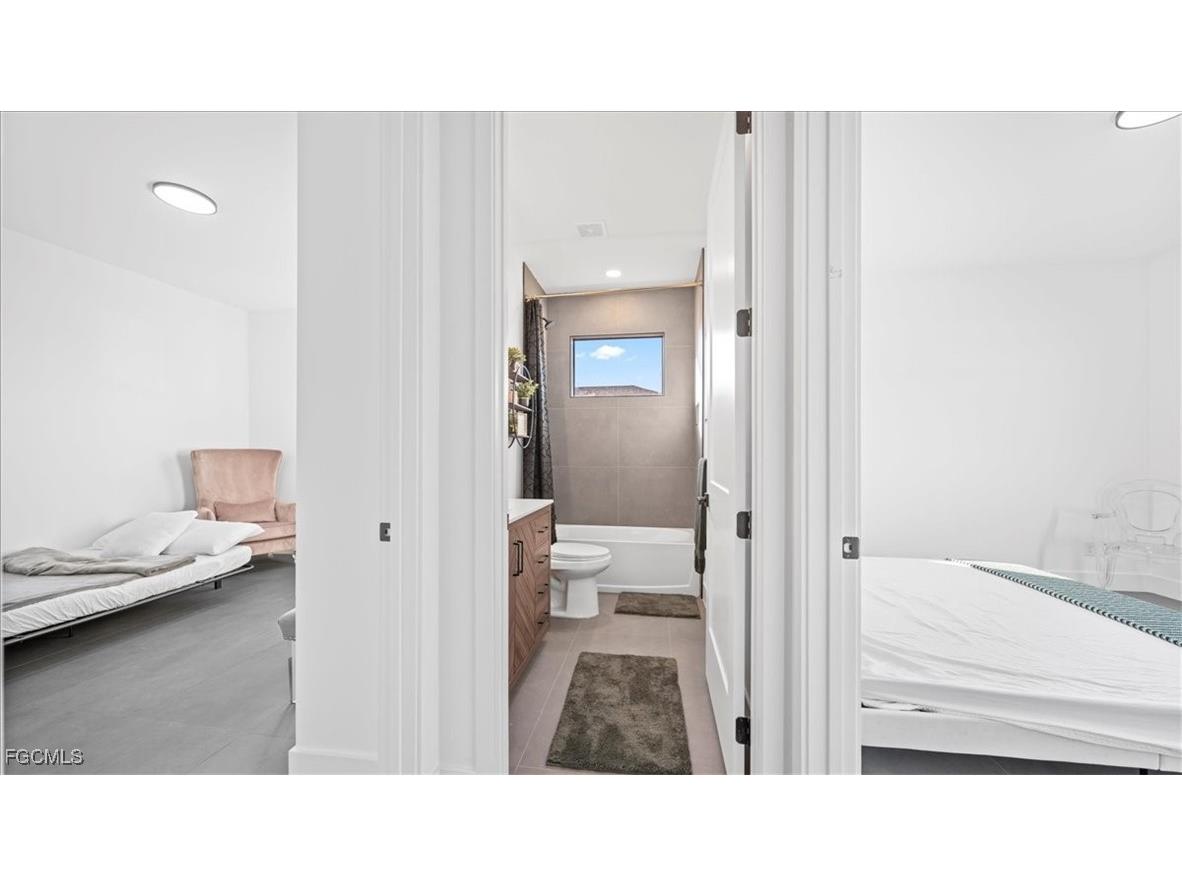 1017 NE 4th Place Cape Coral FL 33909 2025021412 image28