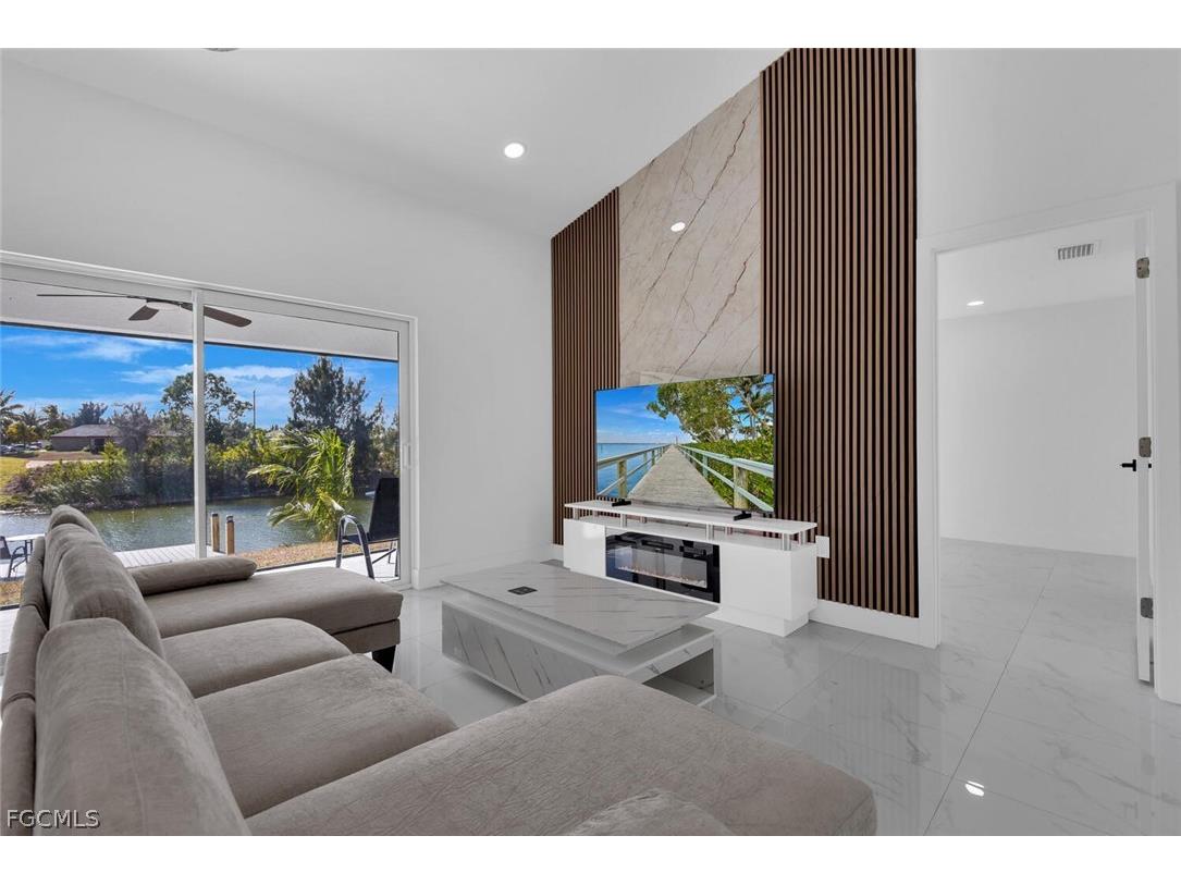 102 NW 20th Street Cape Coral FL 33993 2026007420 image3