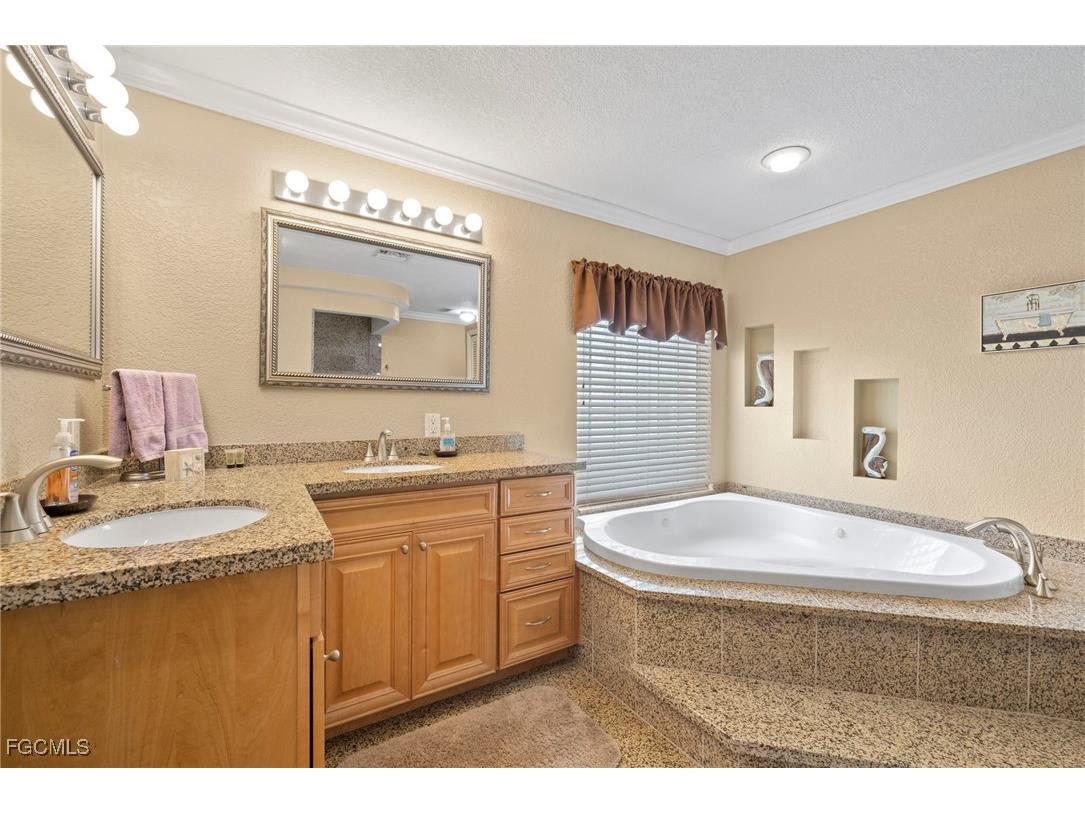 1023 SE 15th Street Cape Coral FL 33990 2025000697 image14