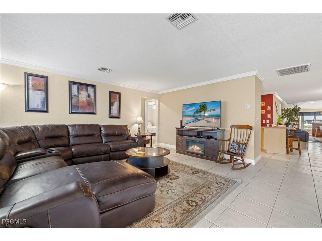 1023 SE 15th Street Cape Coral FL 33990 2025000697 image6