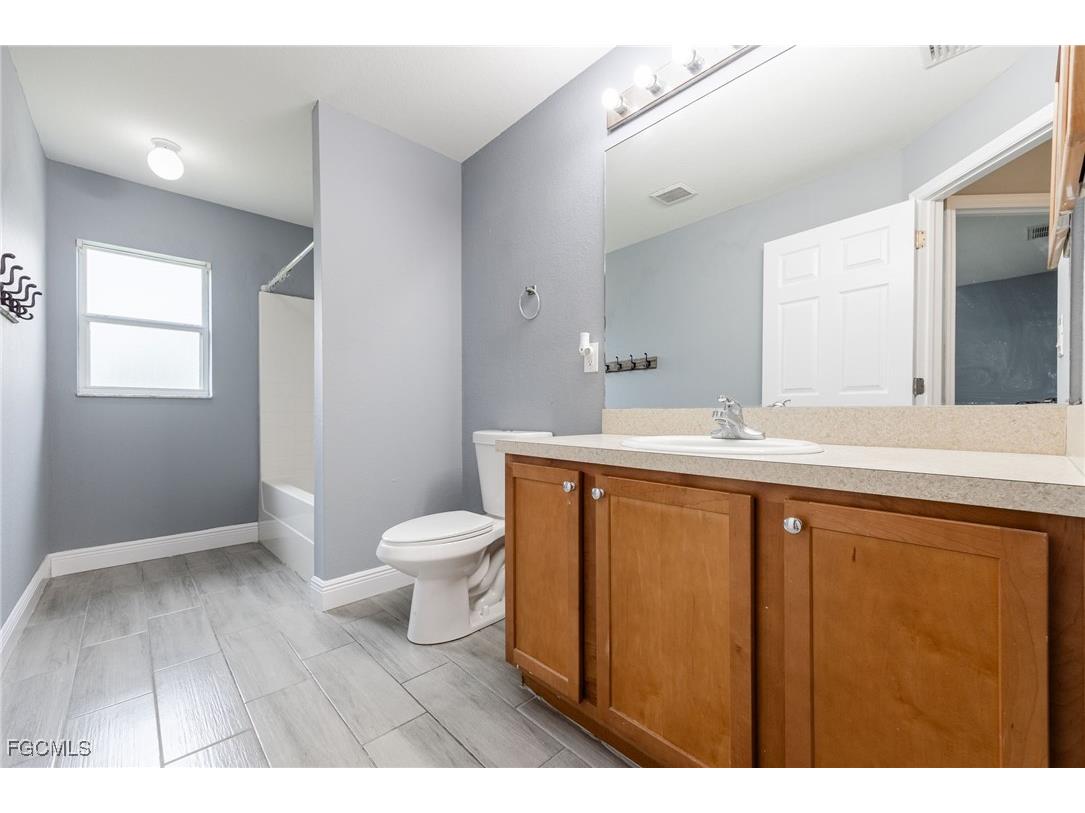 1030 NE 2nd Place Cape Coral FL 33909 2025011026 image21