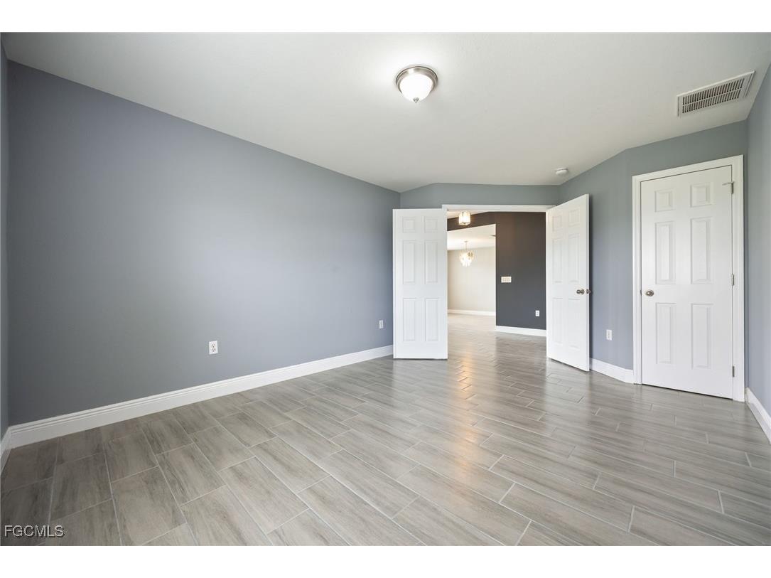 1030 NE 2nd Place Cape Coral FL 33909 2025011026 image25