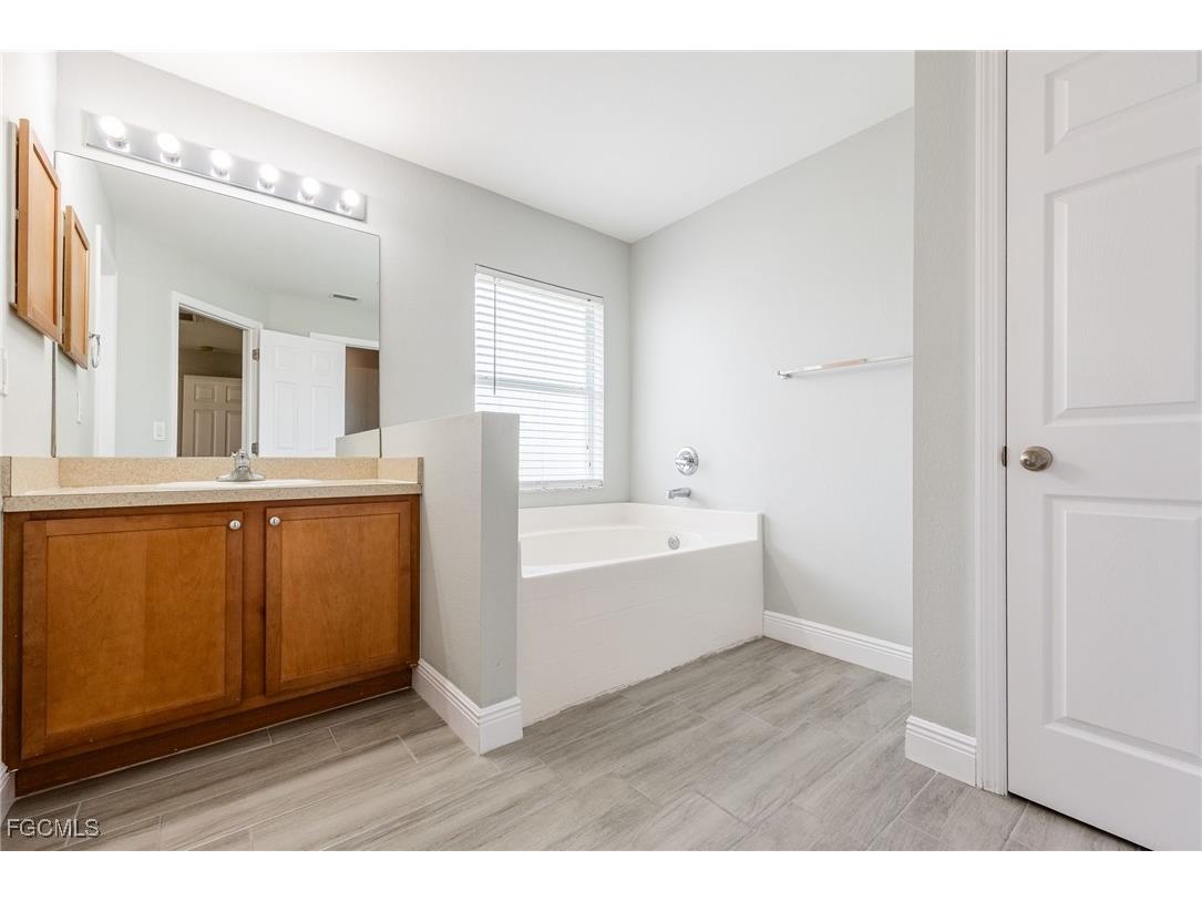 1030 NE 2nd Place Cape Coral FL 33909 2025011026 image29