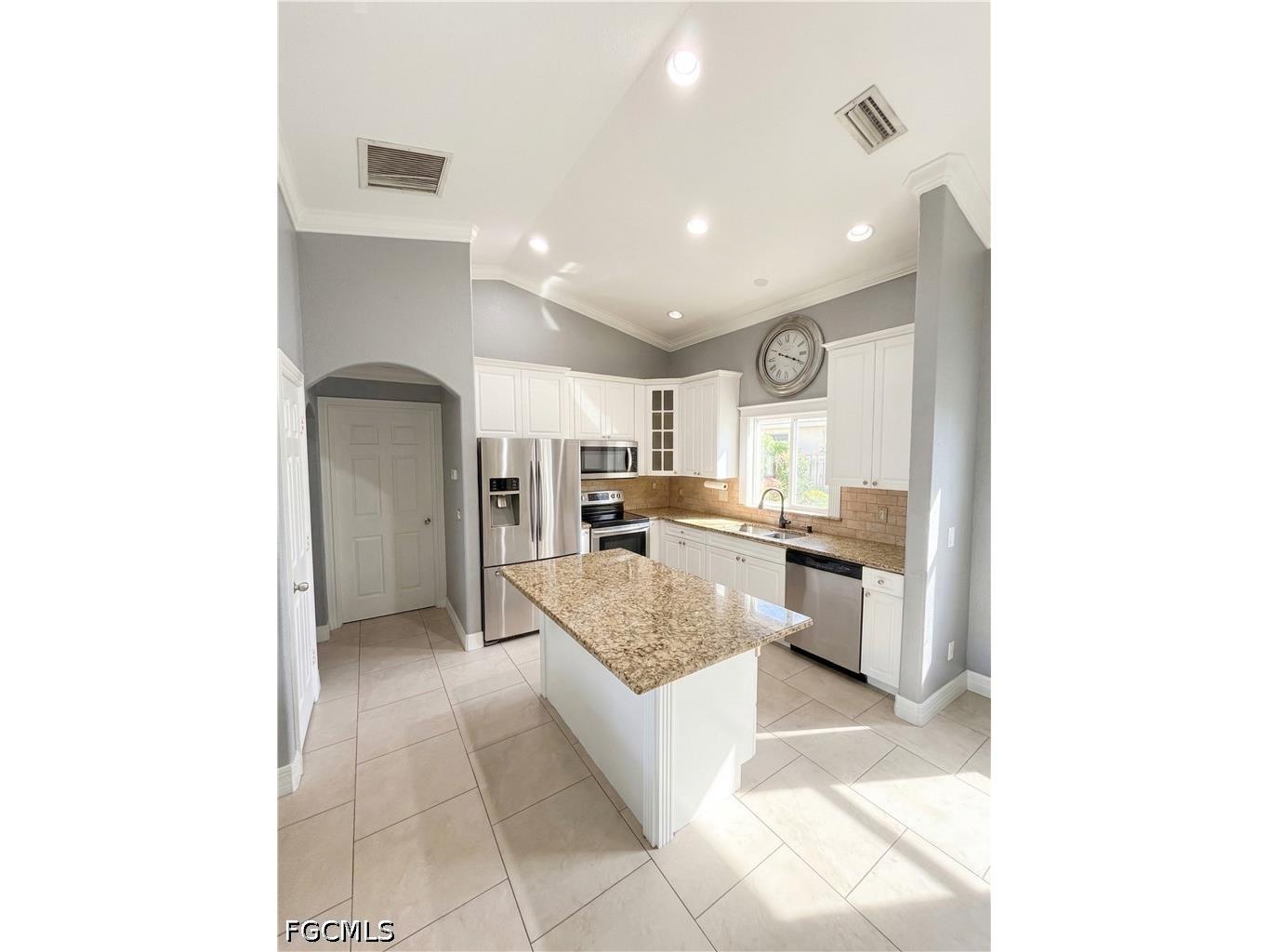 1031 NE 2nd Place Cape Coral FL 33909 2026019352 image3