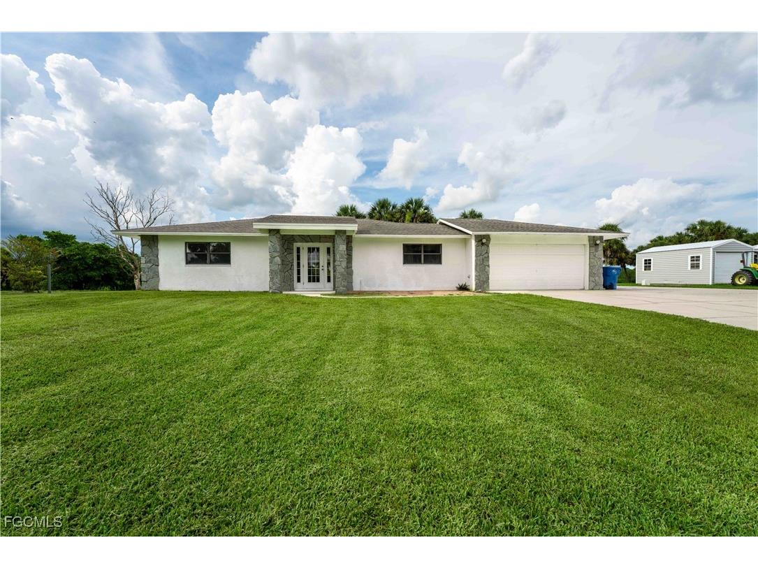 1037 Caloosahatchee Drive Moore Haven FL 33471 2025004909 image1