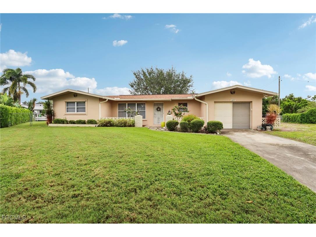 1037 Ione Drive Fort Myers FL 33919 2025011037 image1