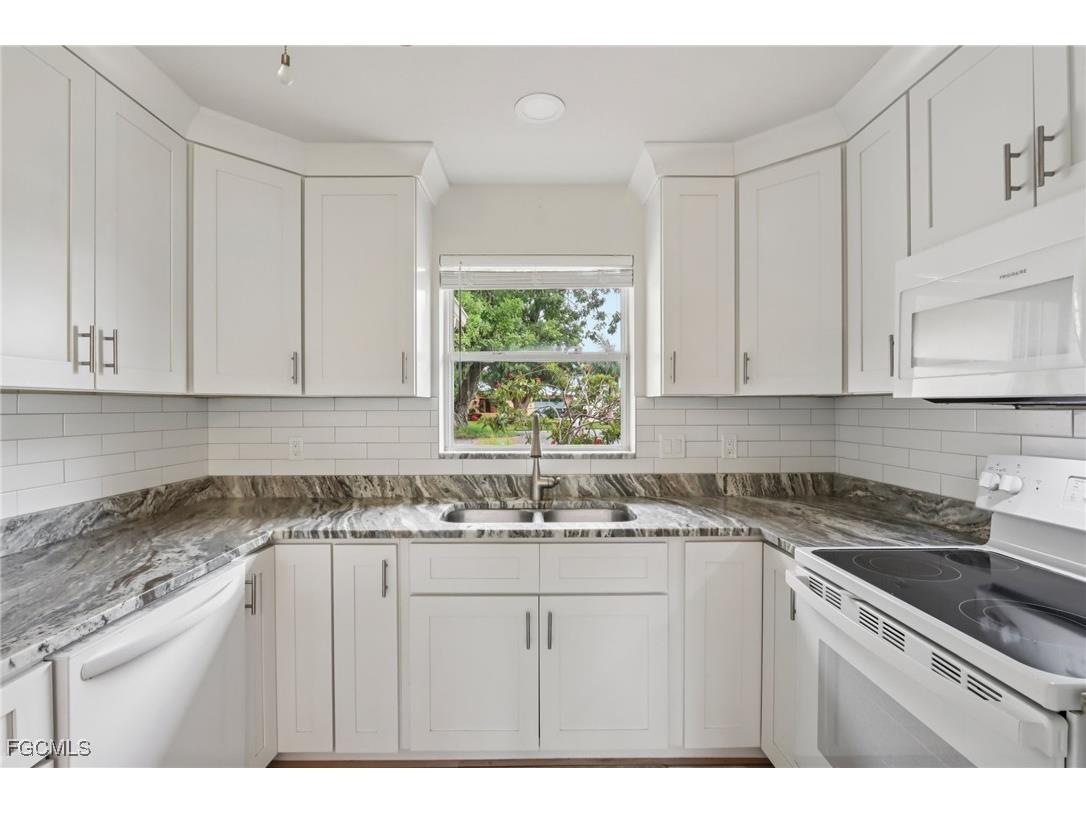 1037 Ione Drive Fort Myers FL 33919 2025011037 image4