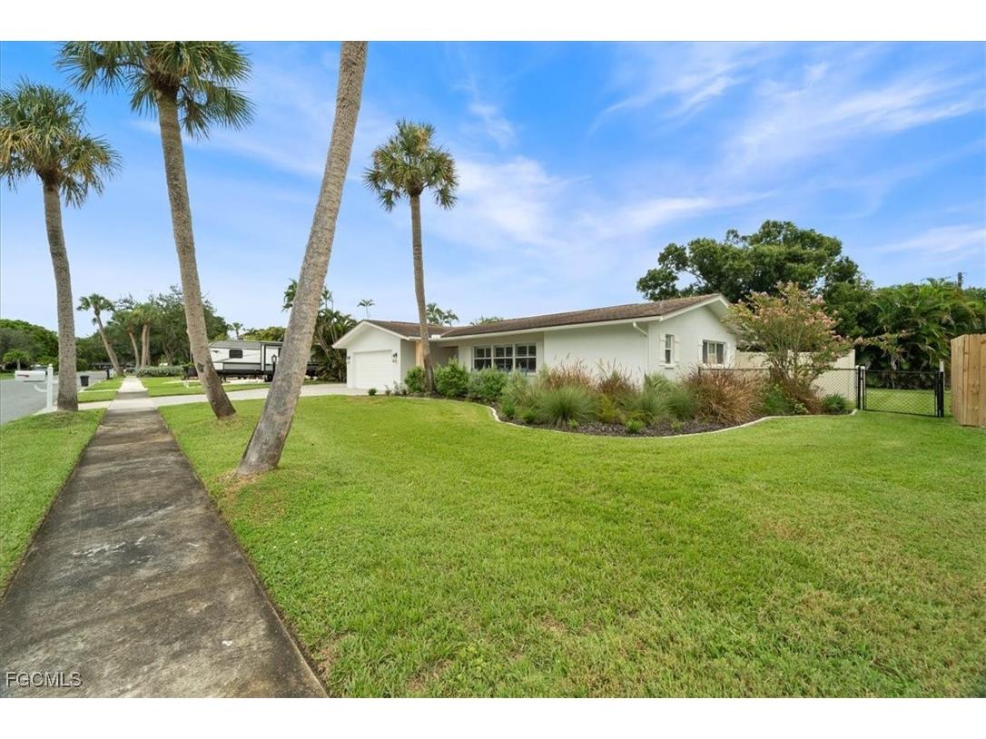 1039 Bayshore Avenue Fort Myers FL 33919 2025006566 image1