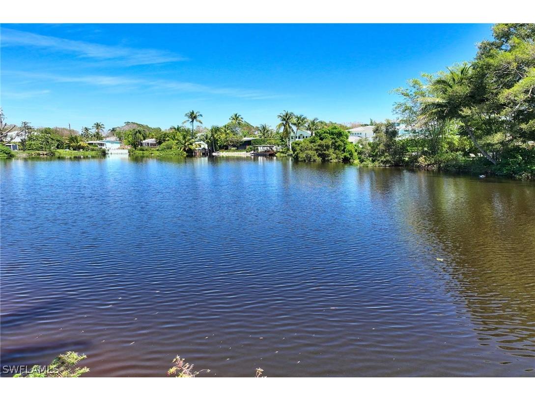 1040 11th Street N Naples FL 34102 224033187 image1