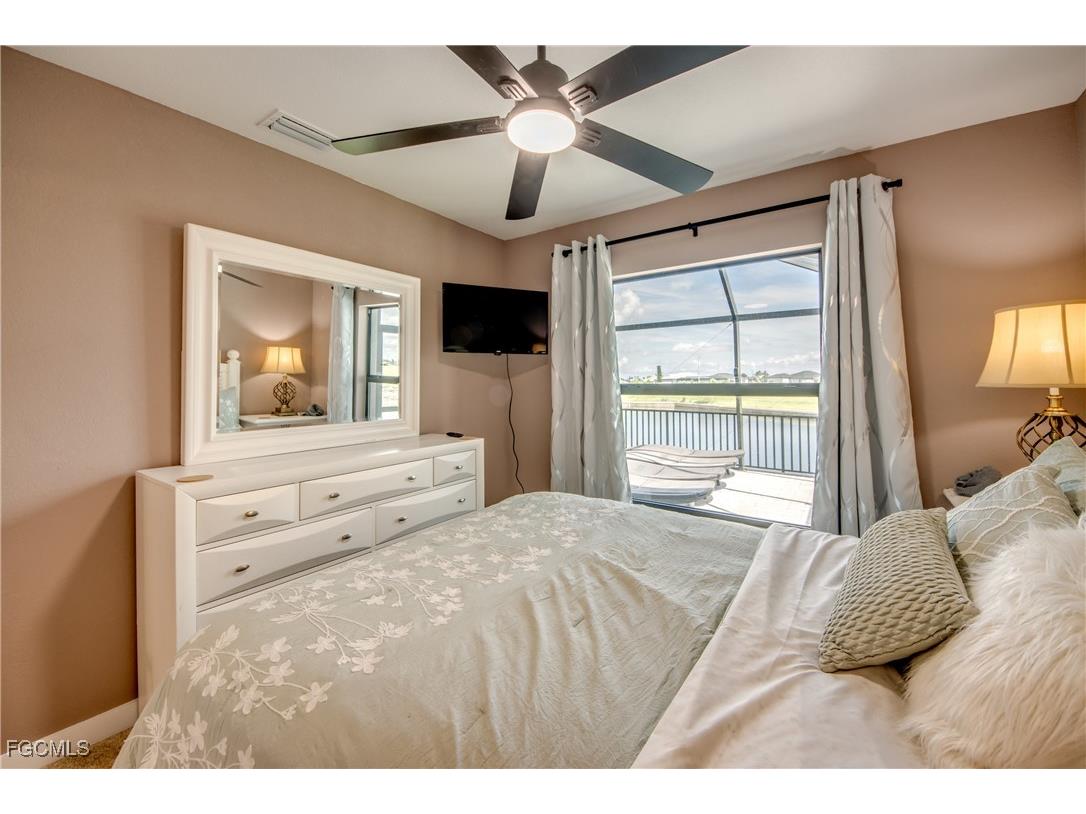 1042 NW 32nd Place Cape Coral FL 33993 2025004170 image20