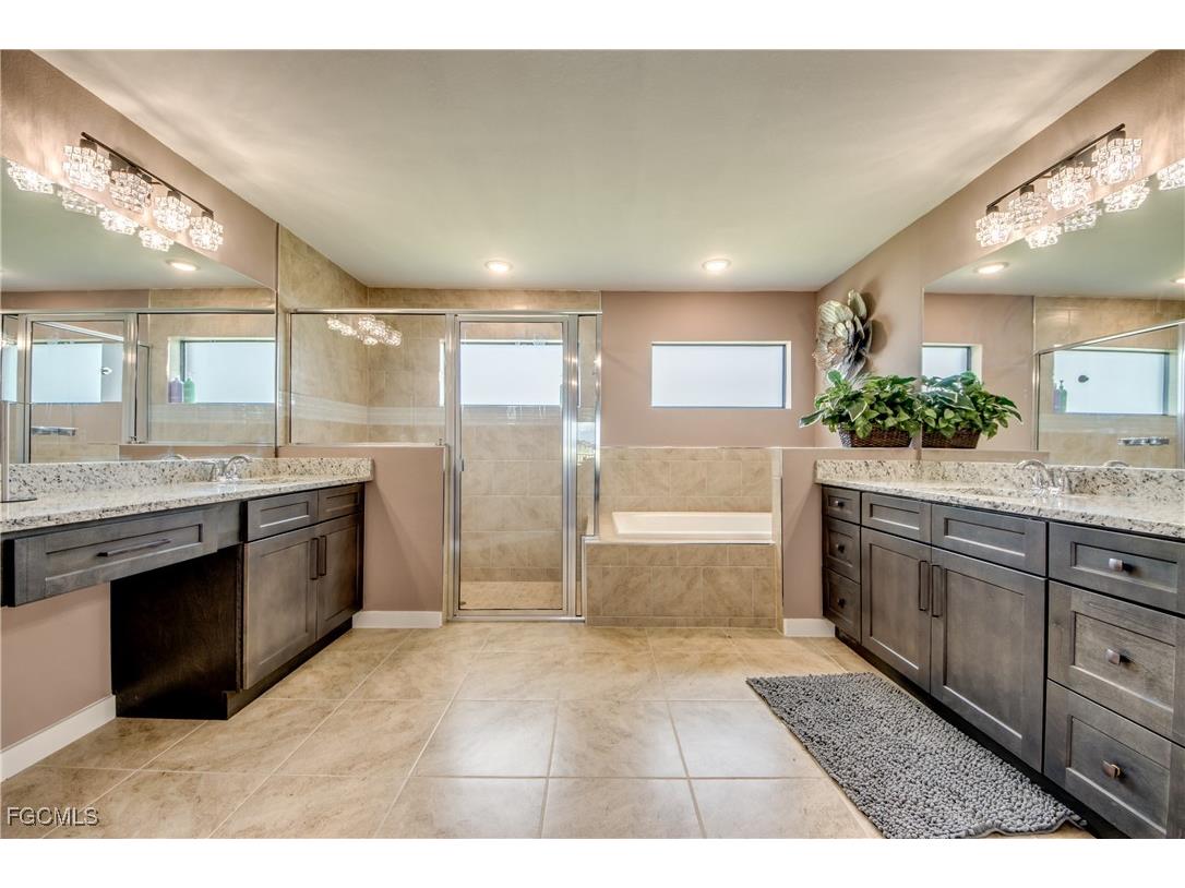 1042 NW 32nd Place Cape Coral FL 33993 2025004170 image6