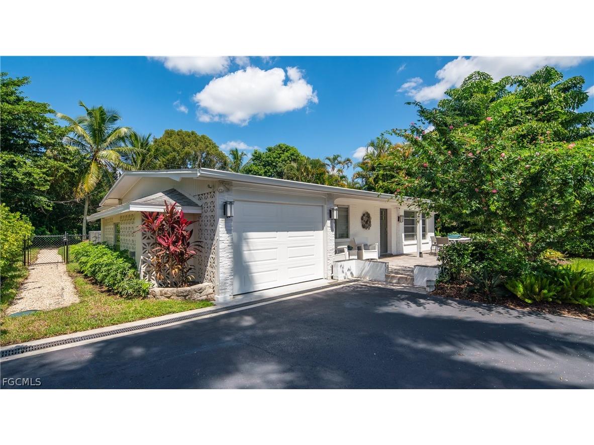 1051 Cypress Woods Drive Naples FL 34103 2026008858 image1