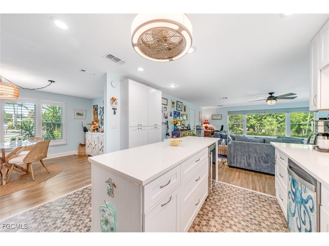 1076 Captains Walk Street Sanibel FL 33957 2025021024 image14