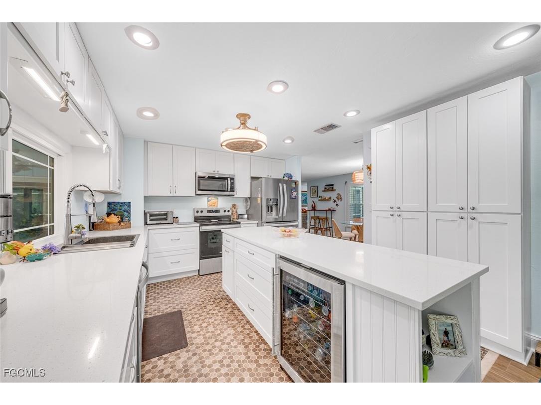 1076 Captains Walk Street Sanibel FL 33957 2025021024 image15