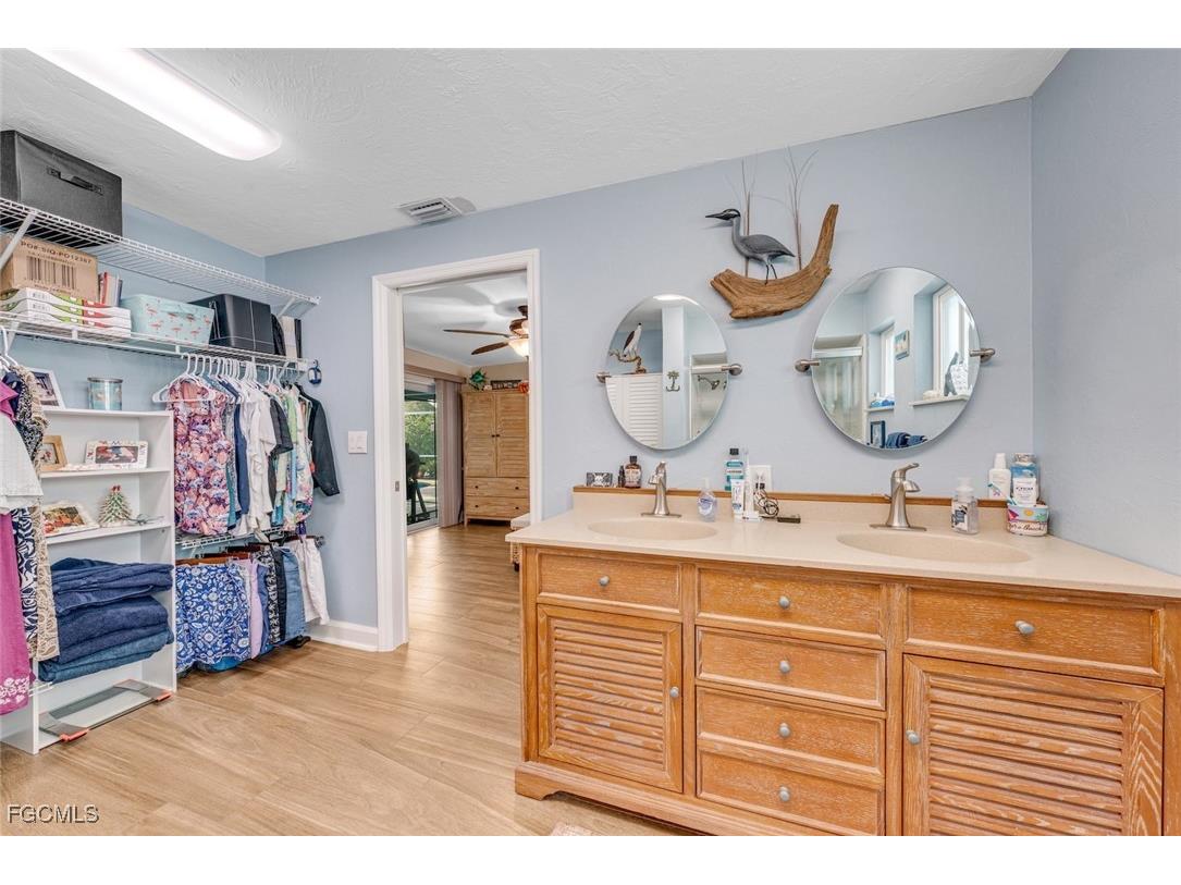 1076 Captains Walk Street Sanibel FL 33957 2025021024 image32