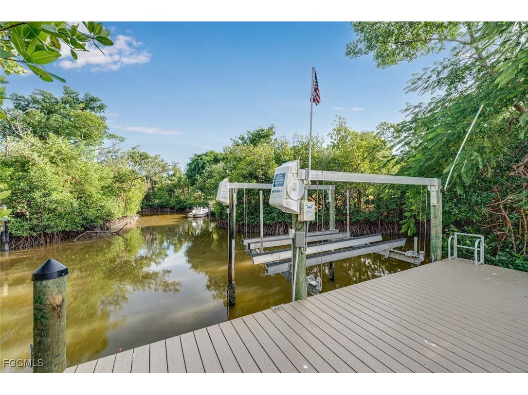 1076 Captains Walk Street Sanibel FL 33957 2025021024 image43