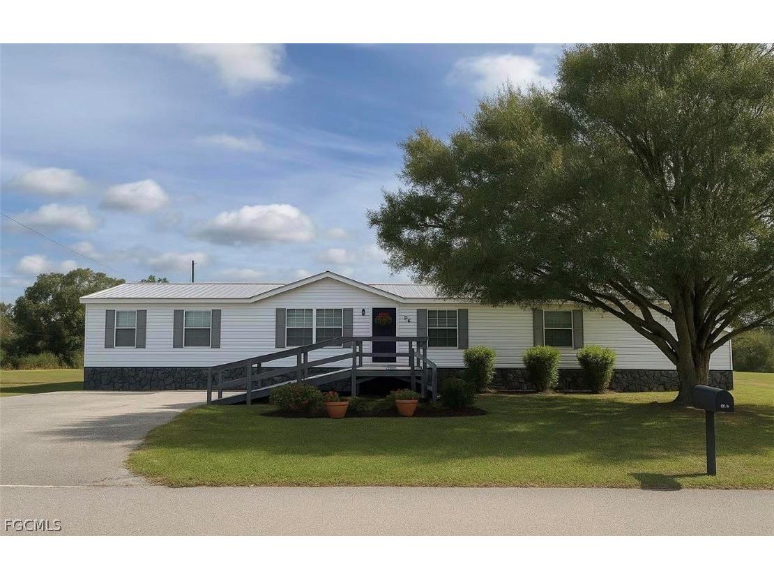 1086 Pine Avenue Moore Haven FL 33471 2025012326 image1