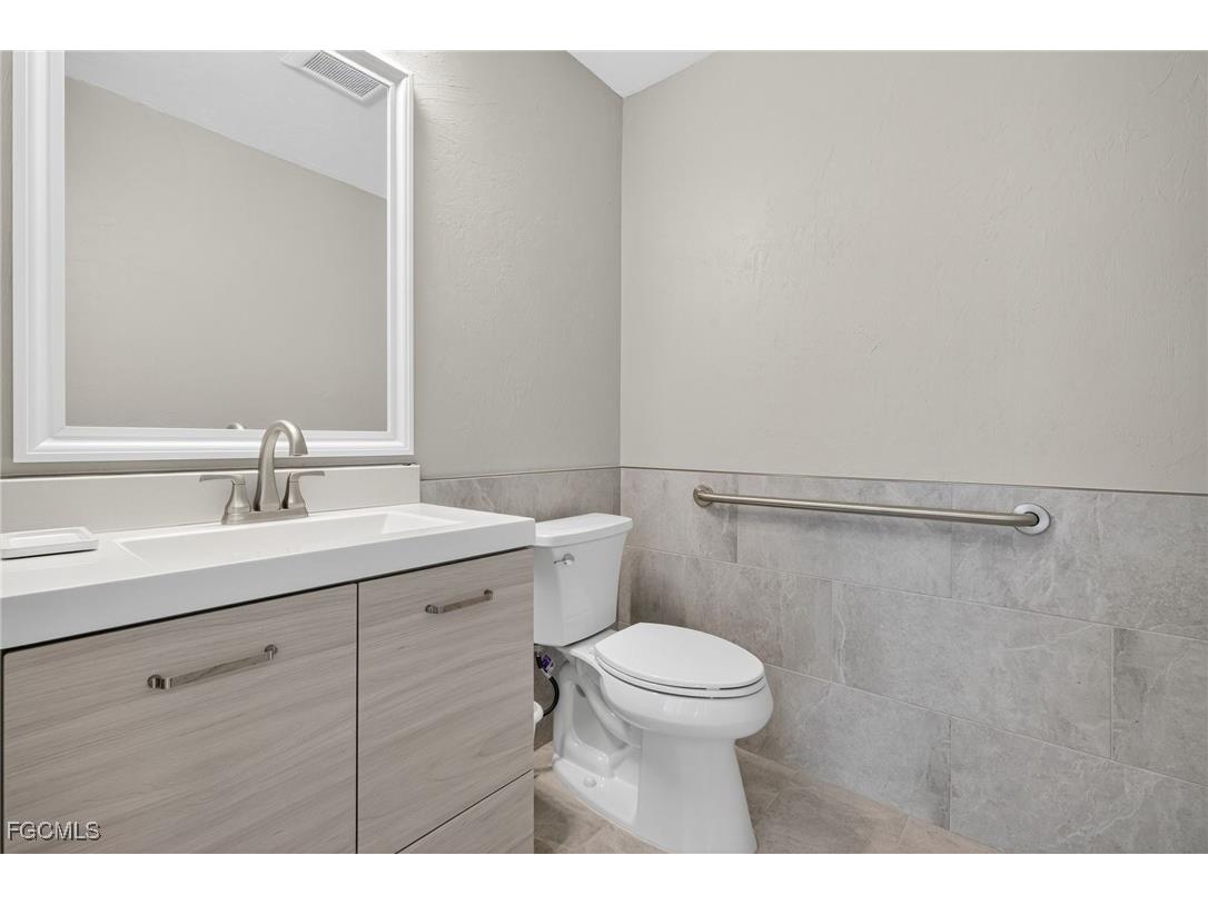 1101 Periwinkle Way #D1 Sanibel FL 33957 2025020641 image10