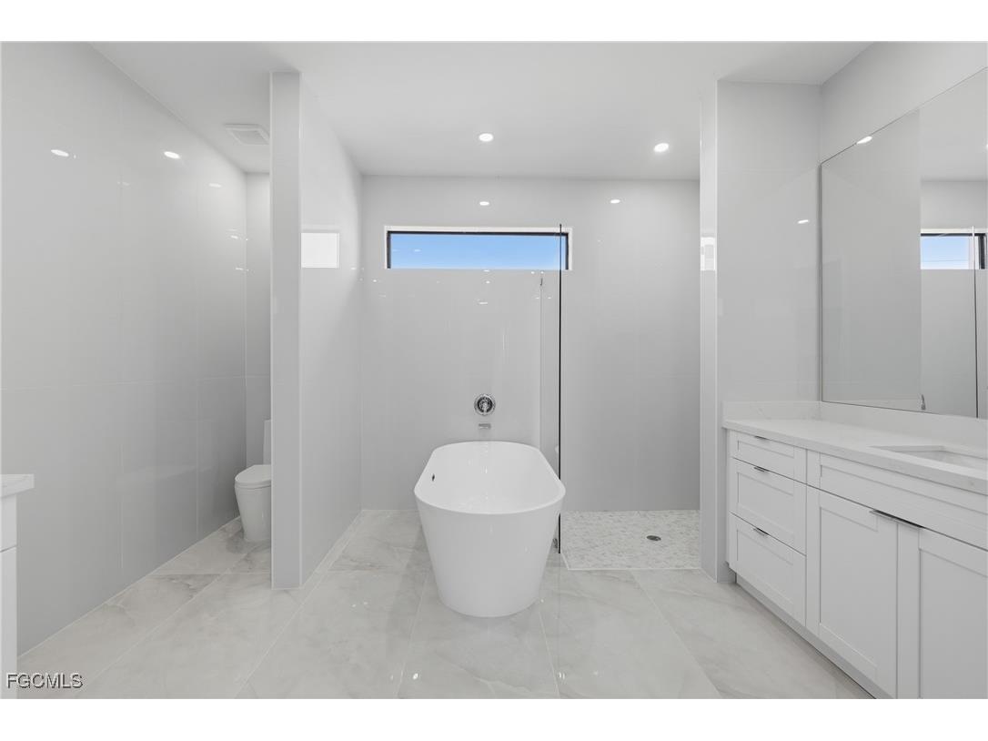 1102 NE 14th Avenue Cape Coral FL 33909 2025021403 image29