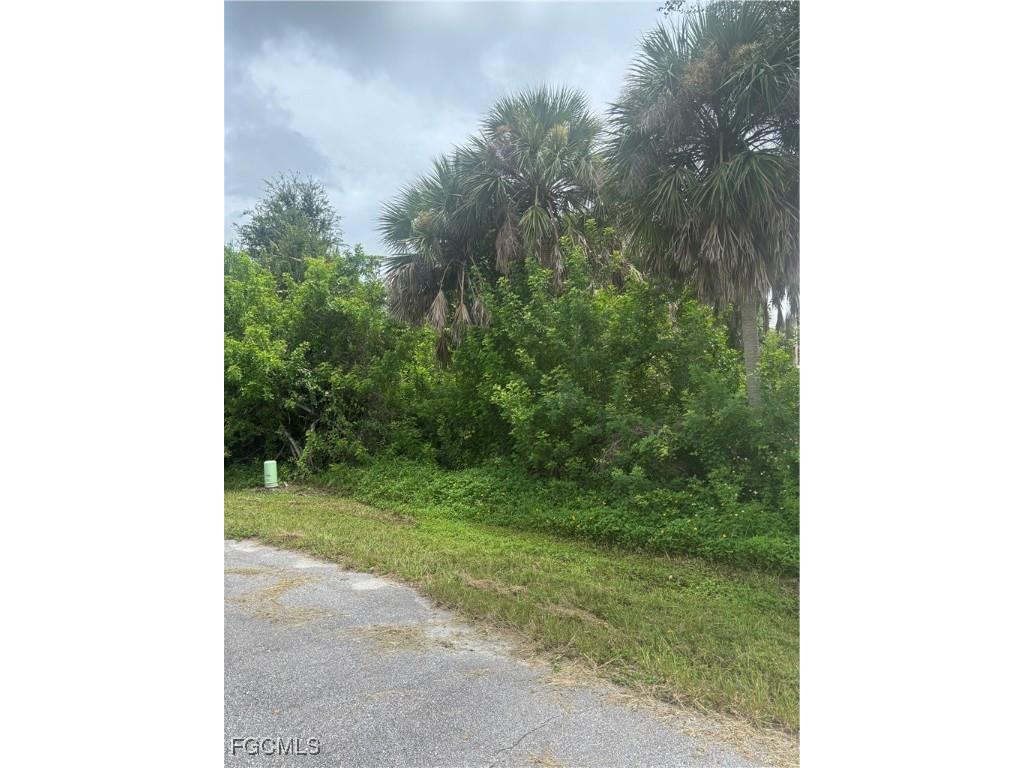 111 Bebb Court Rotonda West FL 33947 2025008840 image1