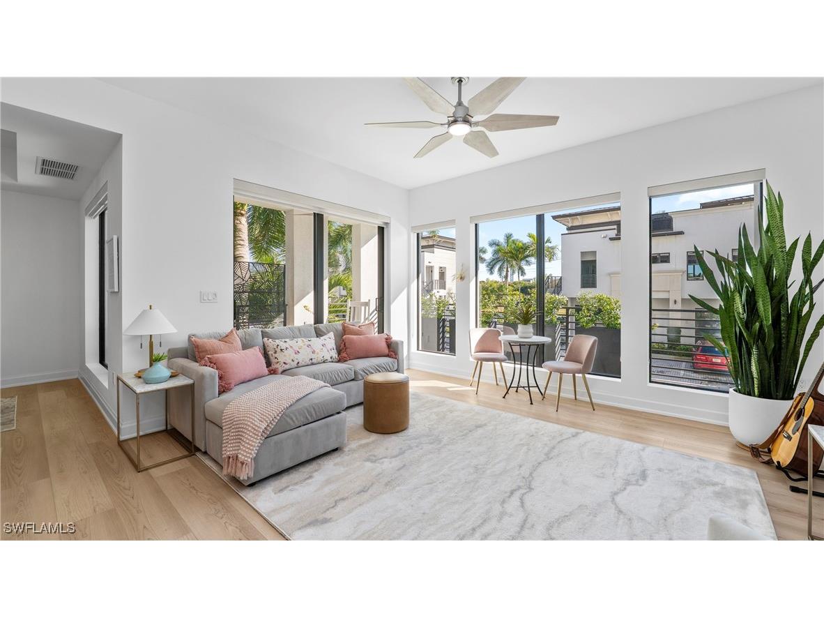 1111 Central Avenue #207 Naples FL 34102 226000800 image2