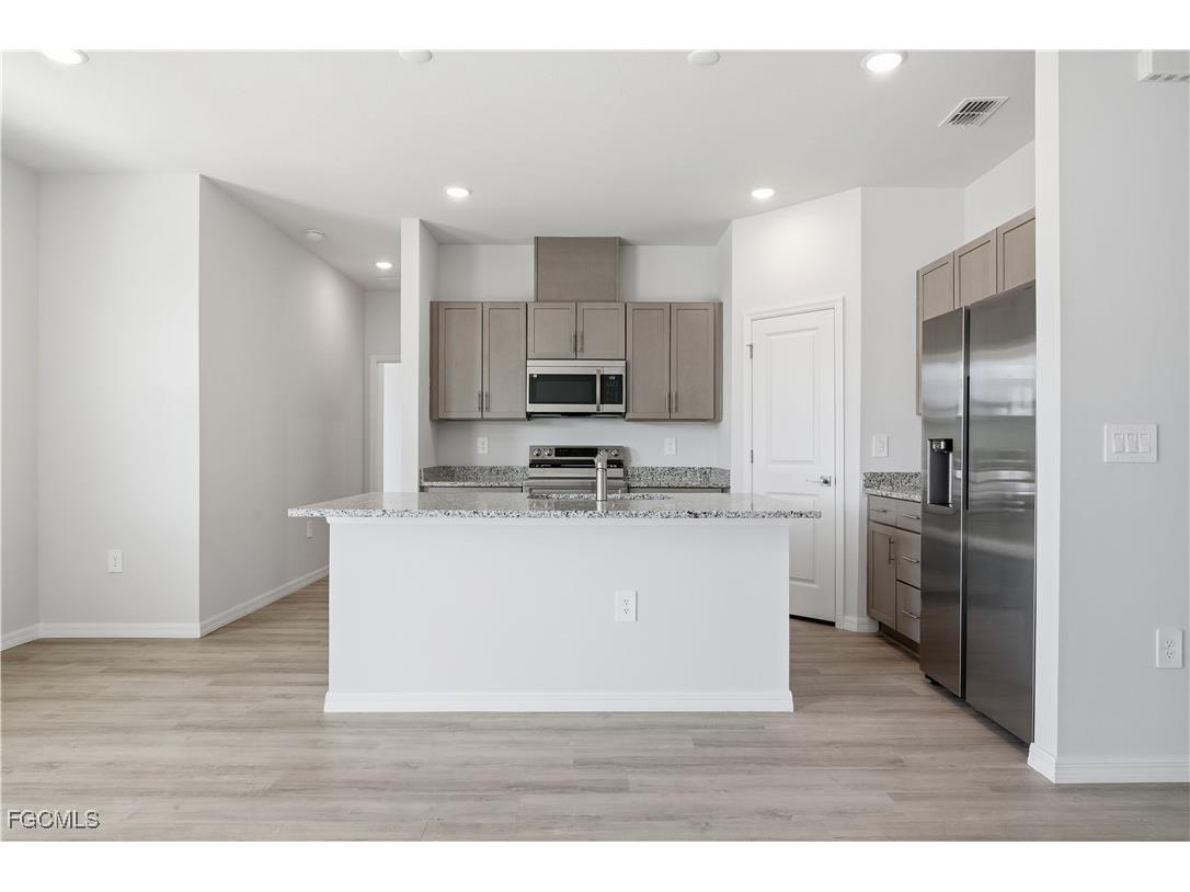 1112 NE 19th Street Cape Coral FL 33909 2025017885 image7