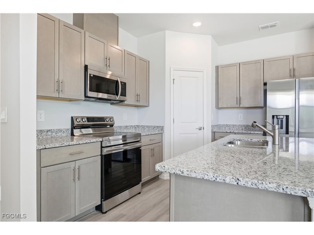 1112 NE 19th Street Cape Coral FL 33909 2025017885 image8