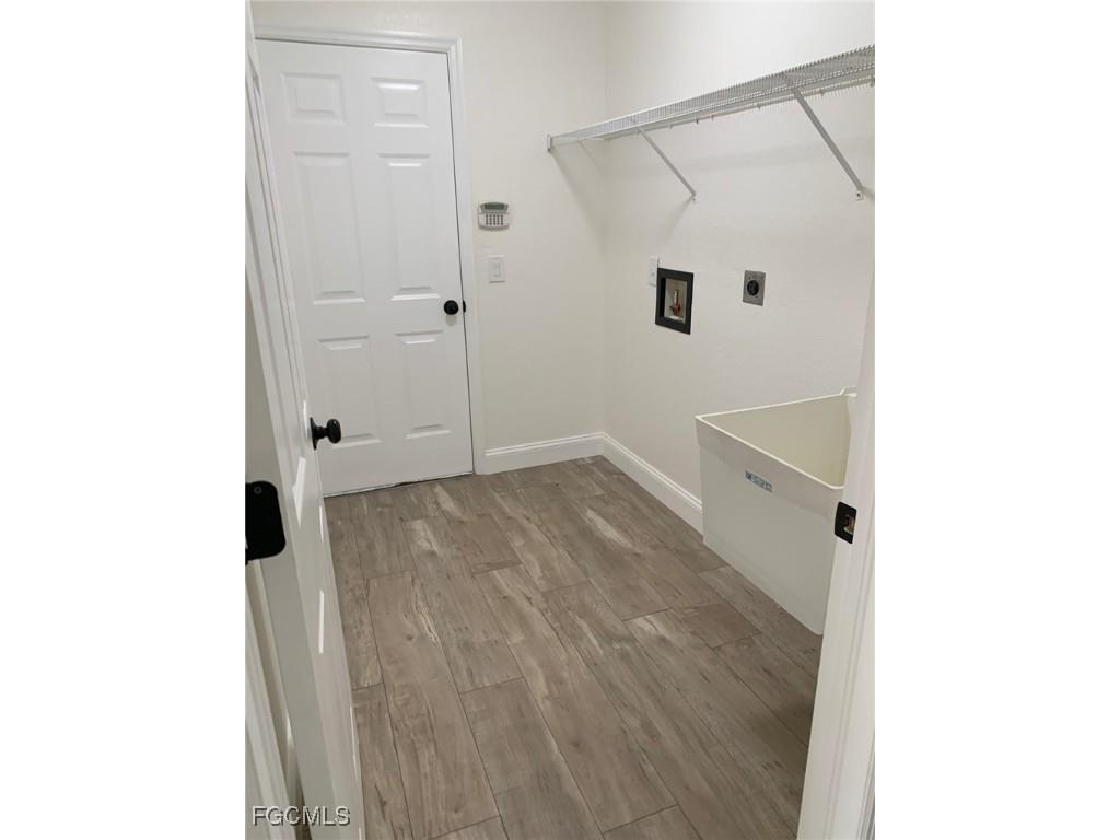 11642 Royal Tee Circle Cape Coral FL 33991 2025021584 image9