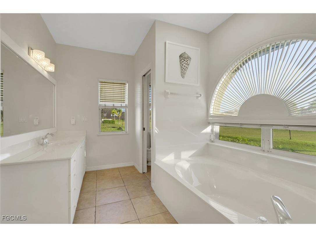 11982 Royal Tee Circle Cape Coral FL 33991 2025024301 image25