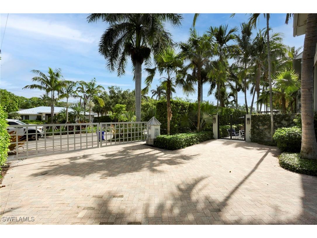 12 6th Street S Naples FL 34102 225058748 image4