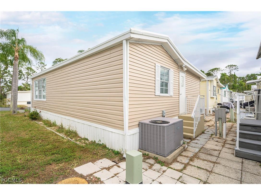 121 Caravan Circle North Fort Myers FL 33903 2026009637 image18