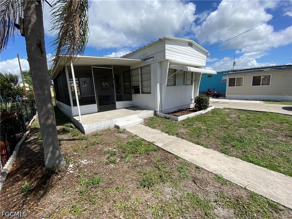 121 Coachlight Lane North Fort Myers FL 33917 2026015575 image2