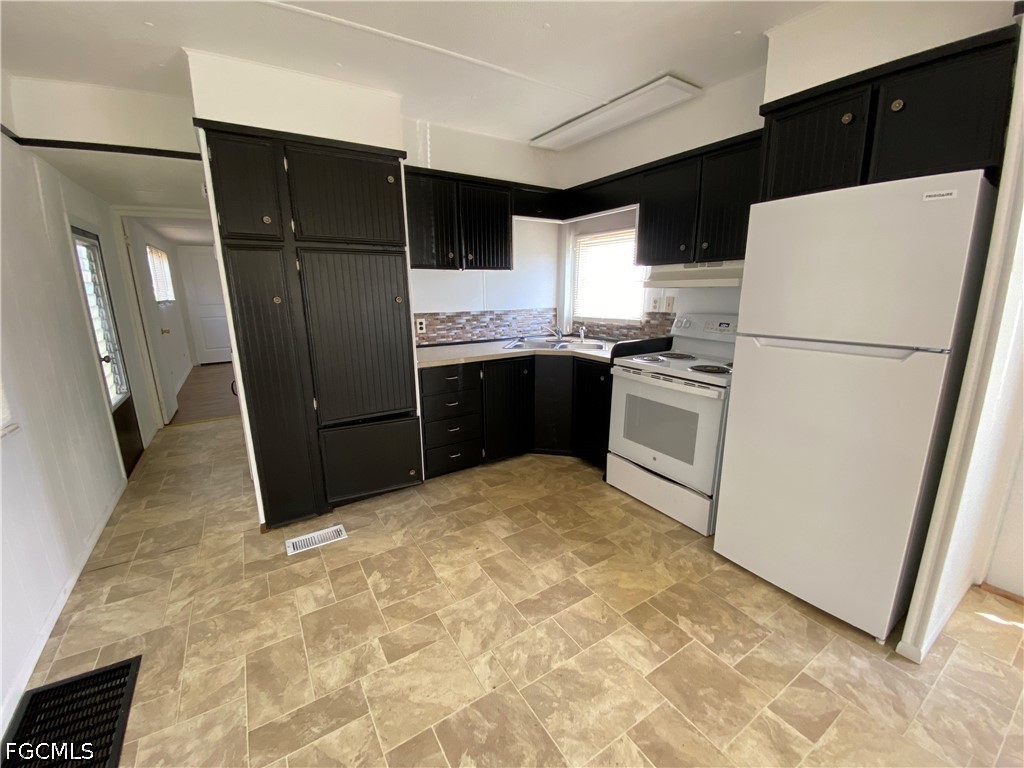 121 Coachlight Lane North Fort Myers FL 33917 2026015575 image5