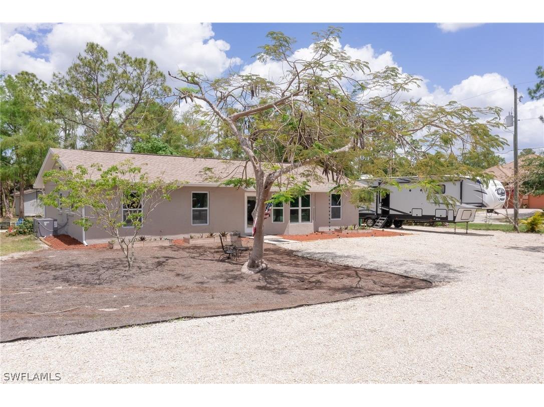 1221 22nd Avenue NE Naples FL 34120 224054949 image1