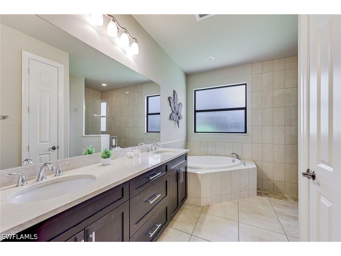 1221 Briarwood Court Naples FL 34104 226017906 image10