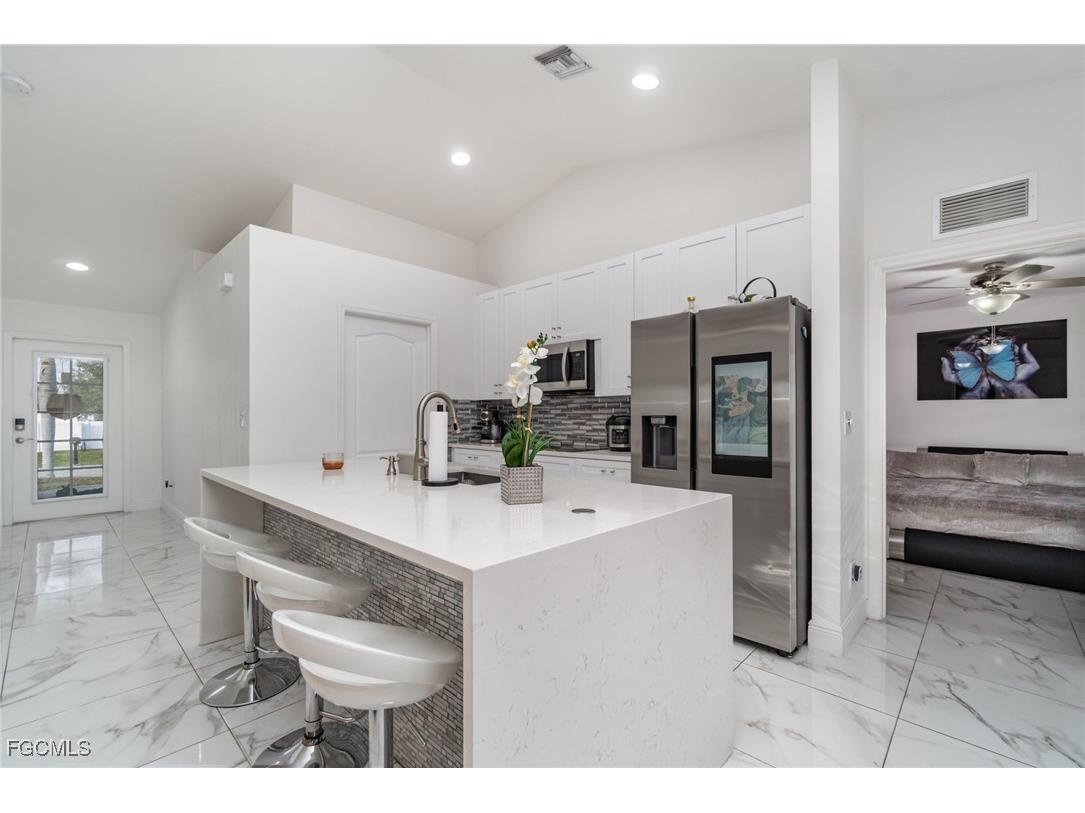 124 NE 16th Terrace Cape Coral FL 33909 2025021869 image7