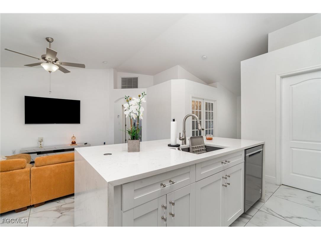 124 NE 16th Terrace Cape Coral FL 33909 2025021869 image8